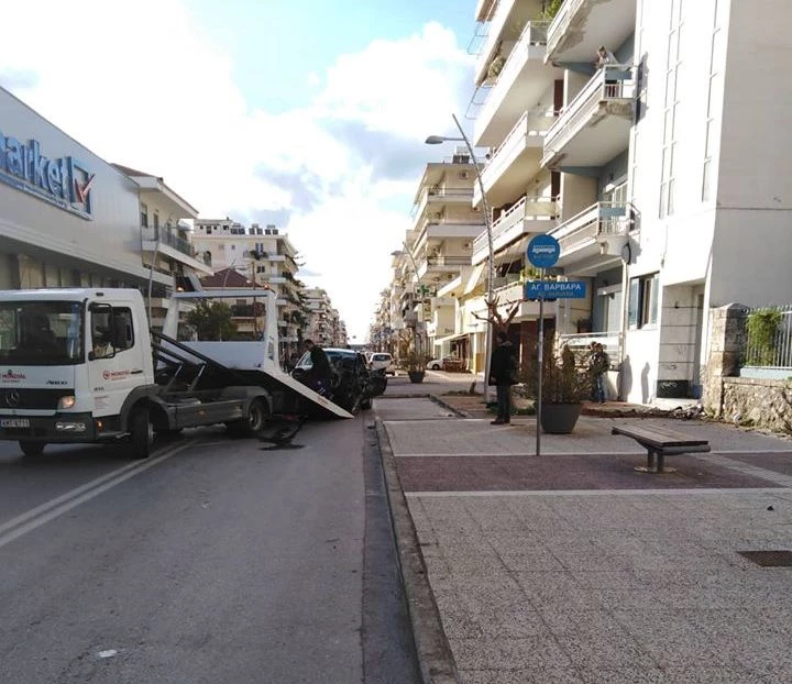 Καλαμάτα: Ένα κινηματογραφικό τροχαίο – Το αυτοκίνητο έκοψε ένα δέντρο και καρφώθηκε στον τοίχο (Εικόνες)